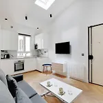Elegant Flat Near Champs-Elysees